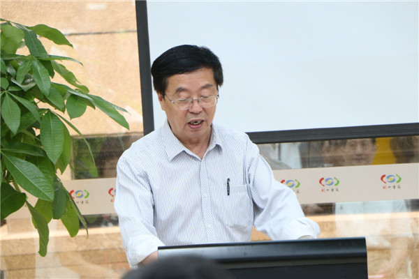 系主任郗永勤教授亲自主持毕业展开幕.JPG