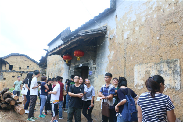 进行实地考察调研.JPG