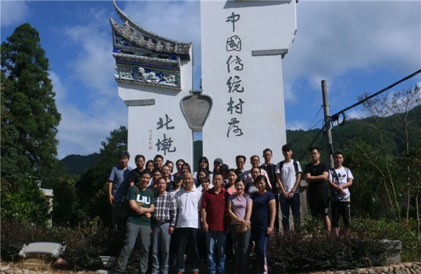 项目调研小组成员同黛溪镇领导合影留恋.jpg