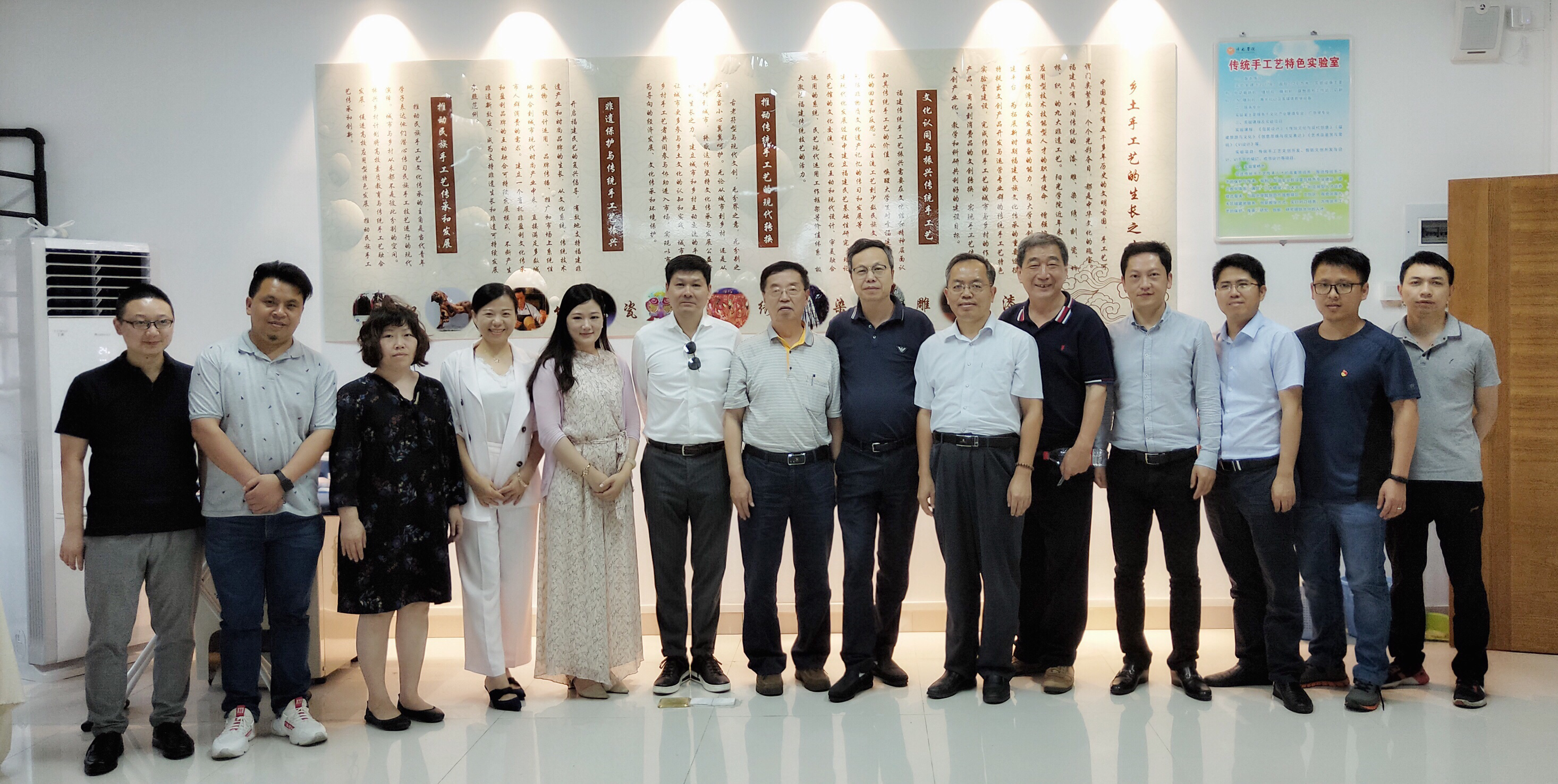 邵翔 一行 与人文与传播学院教师合影留念