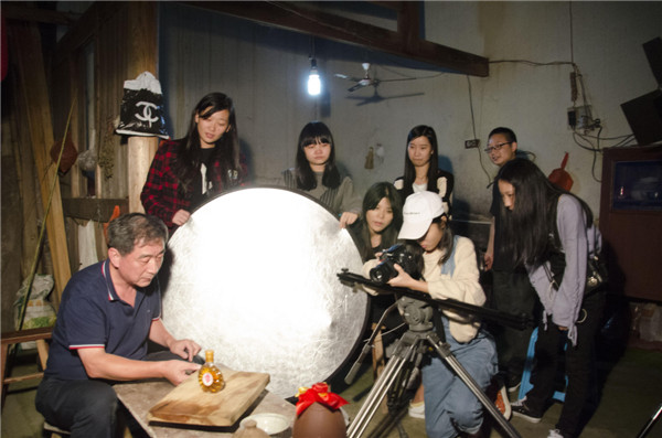 王宏导演带领的黄酒文化宣传片建设团队.JPG