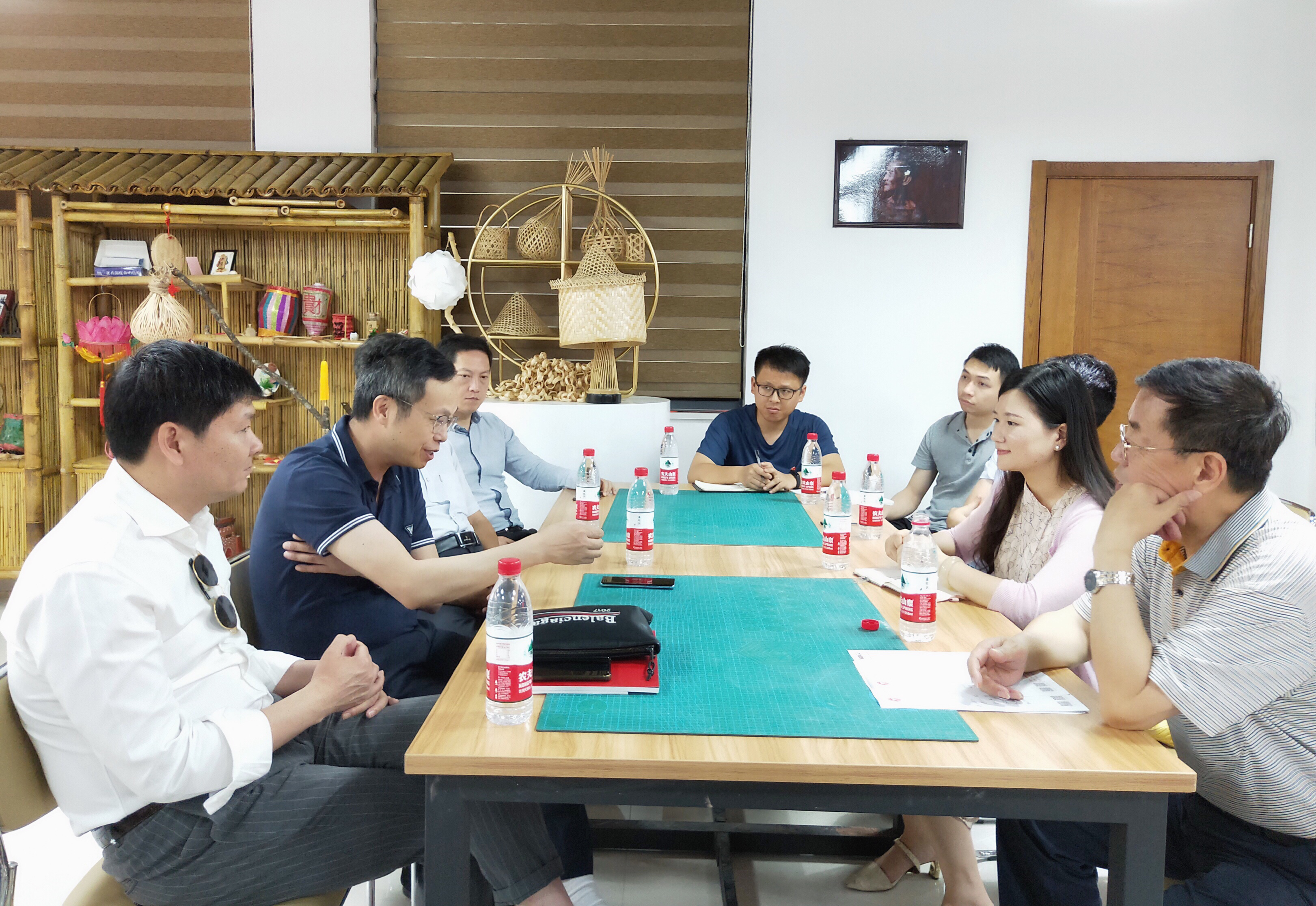 邵翔一行在院长郗永勤的陪同下